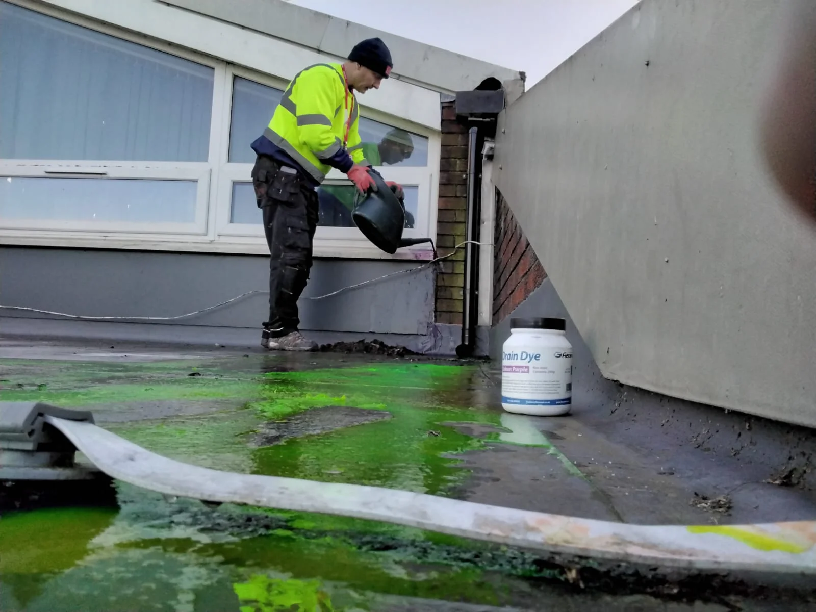 Lekdetectie specialist aan het werk