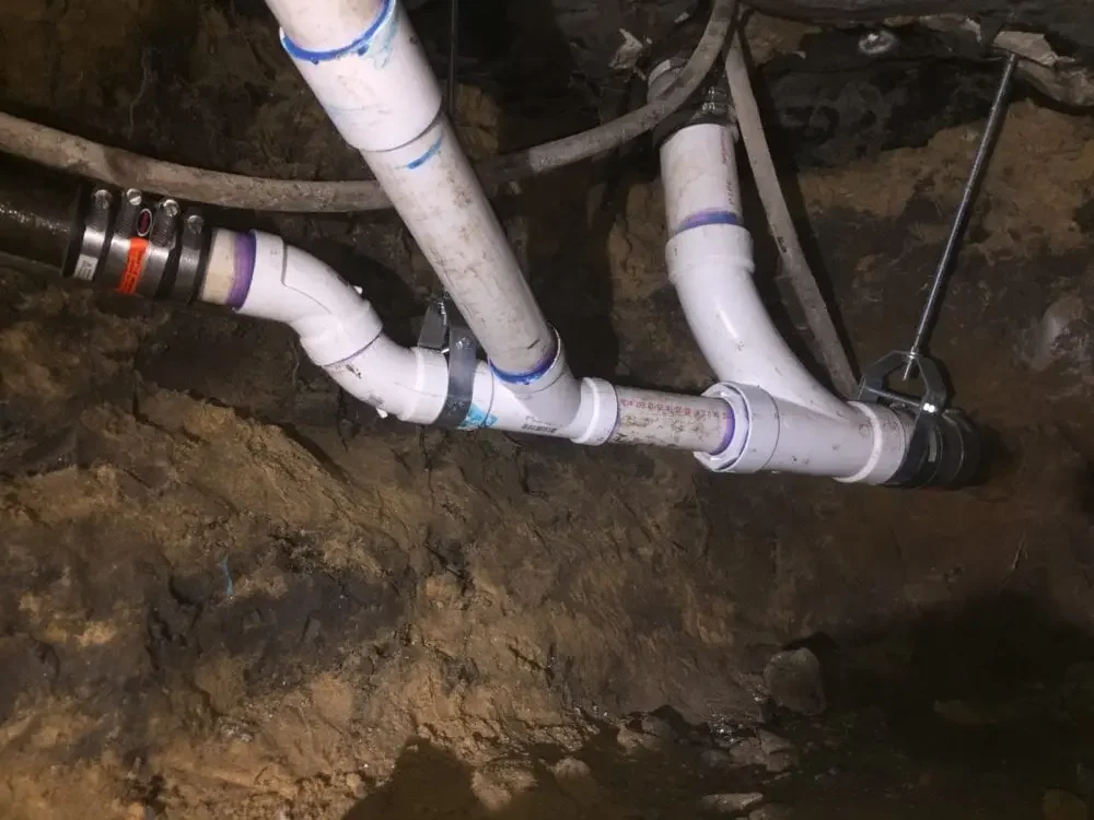 Waterleiding gesprongen: wat doe je en hoe voorkom je waterschade?