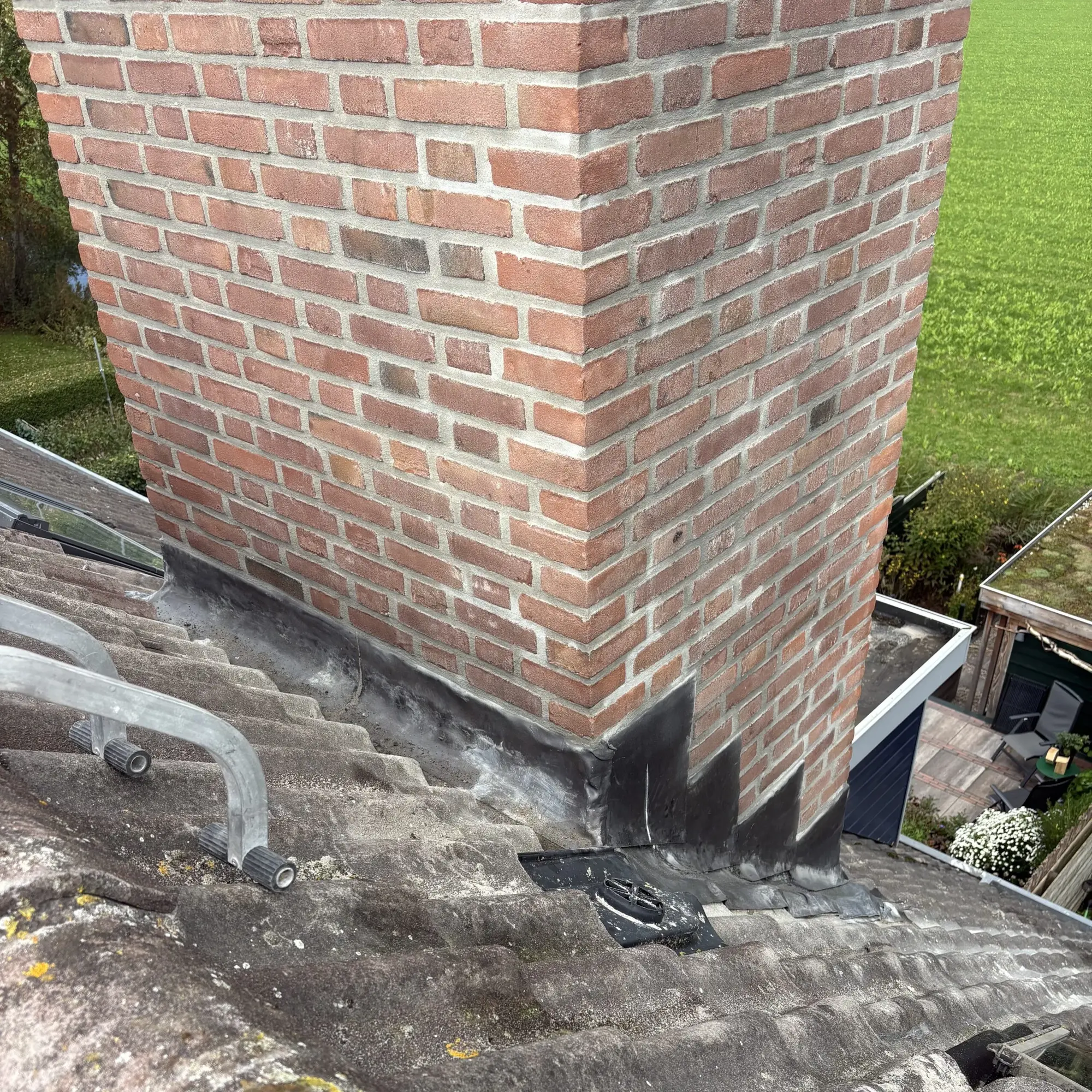 Daklekkage: waarom het zelden alleen een kapotte dakpan is