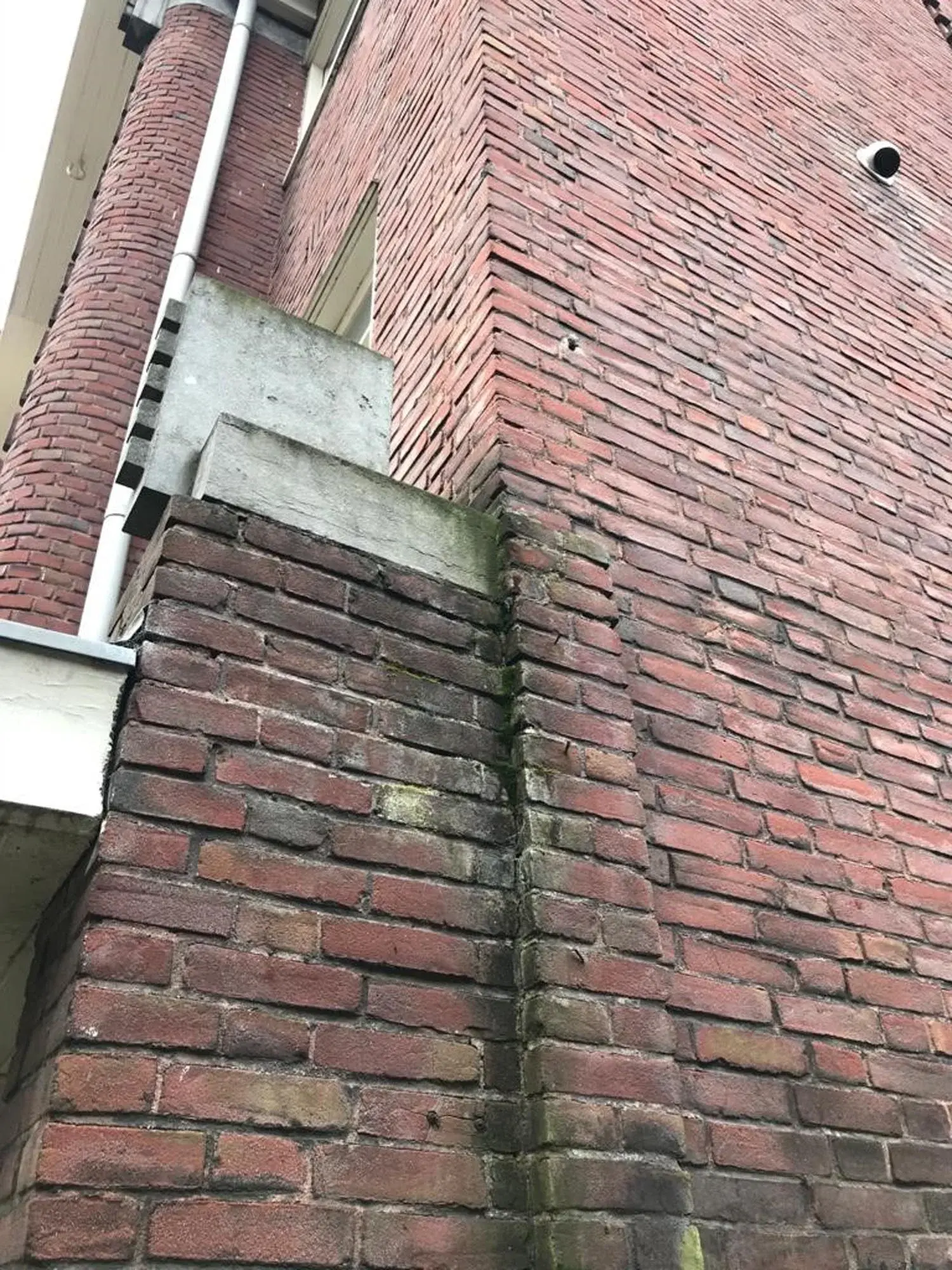 Optrekkend vocht in muren: herkennen, oorzaken en duurzame oplossing